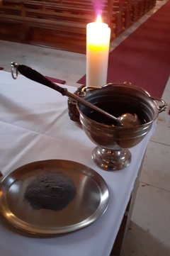 Laß deine Sackgassen münden in das Kreuz Jesu. Laß dich bezeichnen durch die Asche deines Scheiterns und dem Kreuz als Zeichen des Heils! Laß deine Sackgassen münden in das Kreuz Jesu. Laß dich bezeichnen durch die Asche deines Scheiterns und dem Kreuz als Zeichen des Heils!